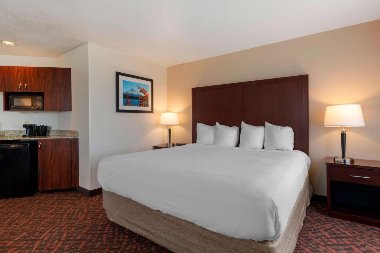 Queen Room Roll Shower Mobility Accessible or Non-Smoking