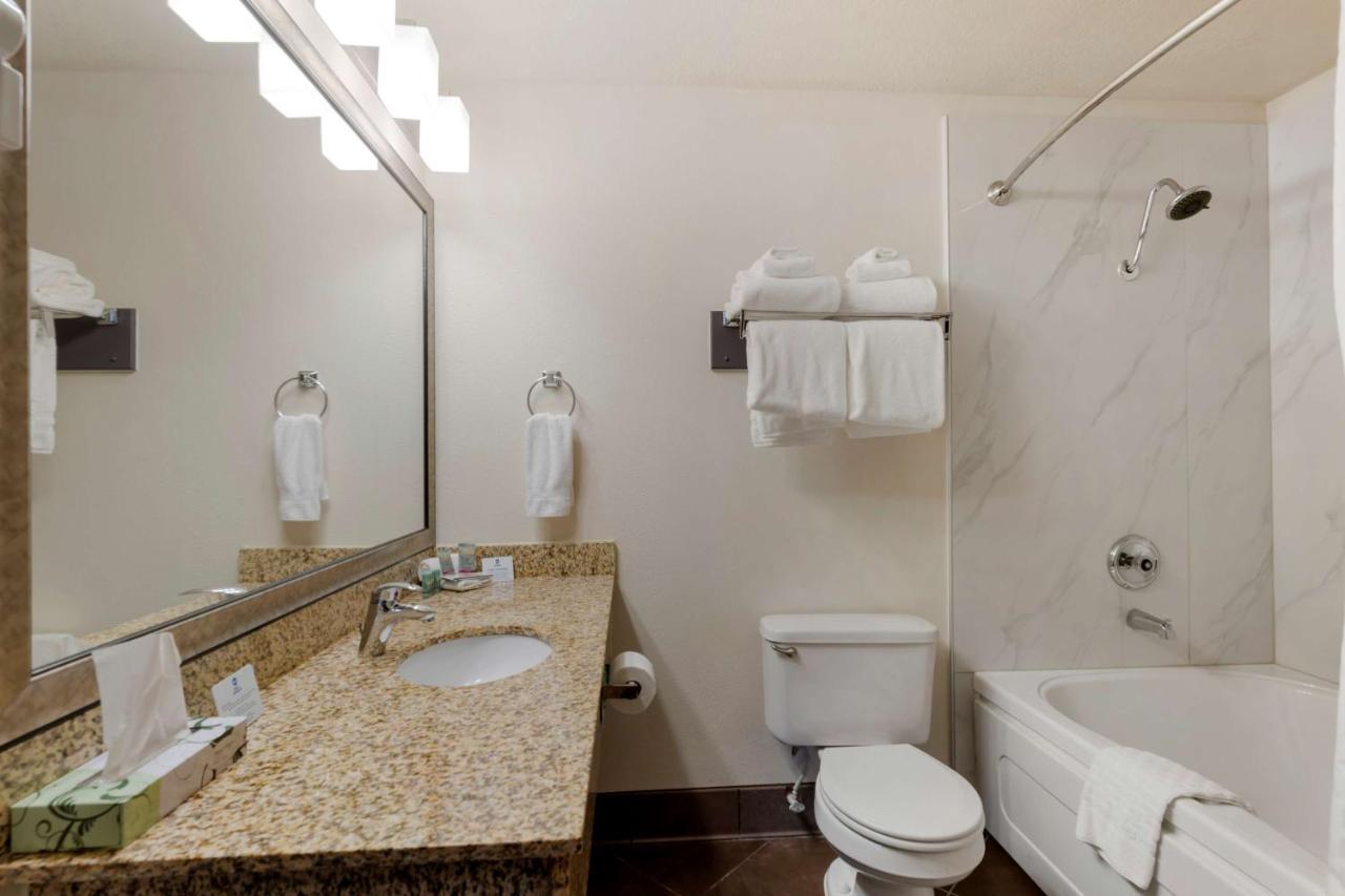 Queen Room Roll Shower Mobility Accessible or Non-Smoking