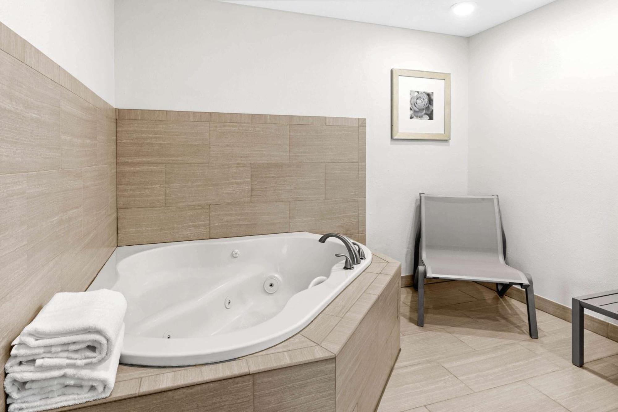 King Suite Jettet Tub Non-Smoking