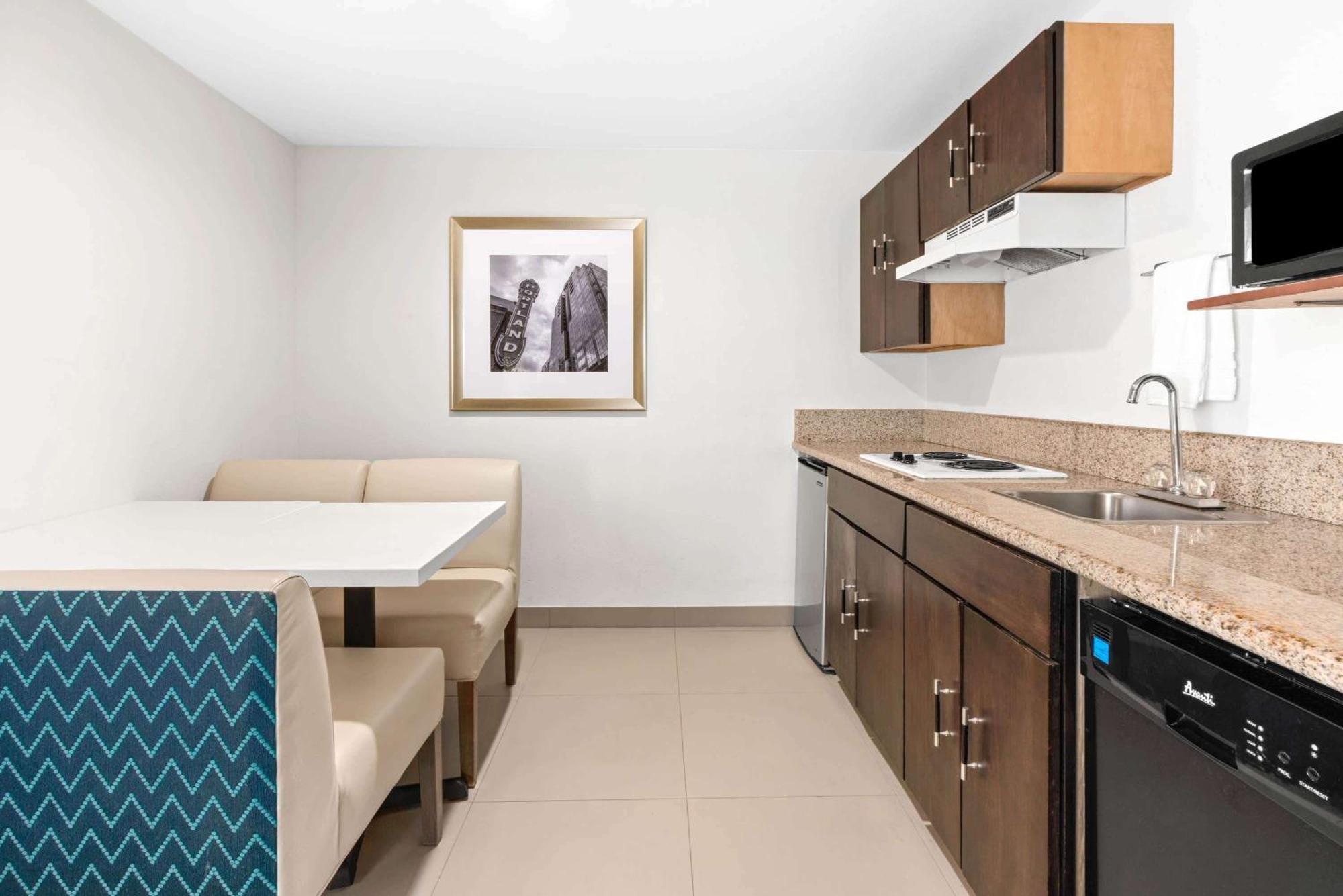 Deluxe King Suite Kitchenette Non-Smoking