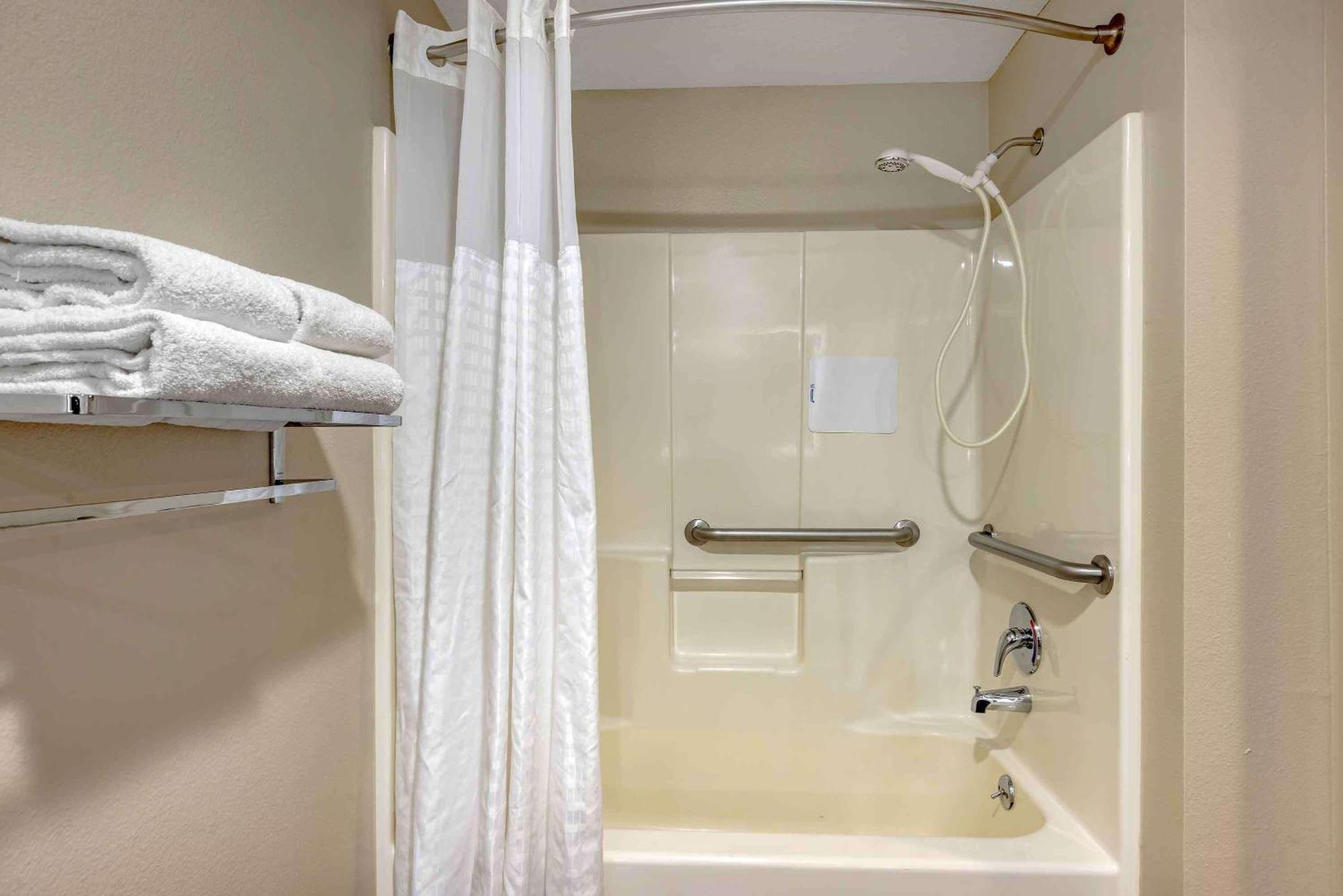 Queen studio 1 Queen Bed Disability Access or Non-Smoking