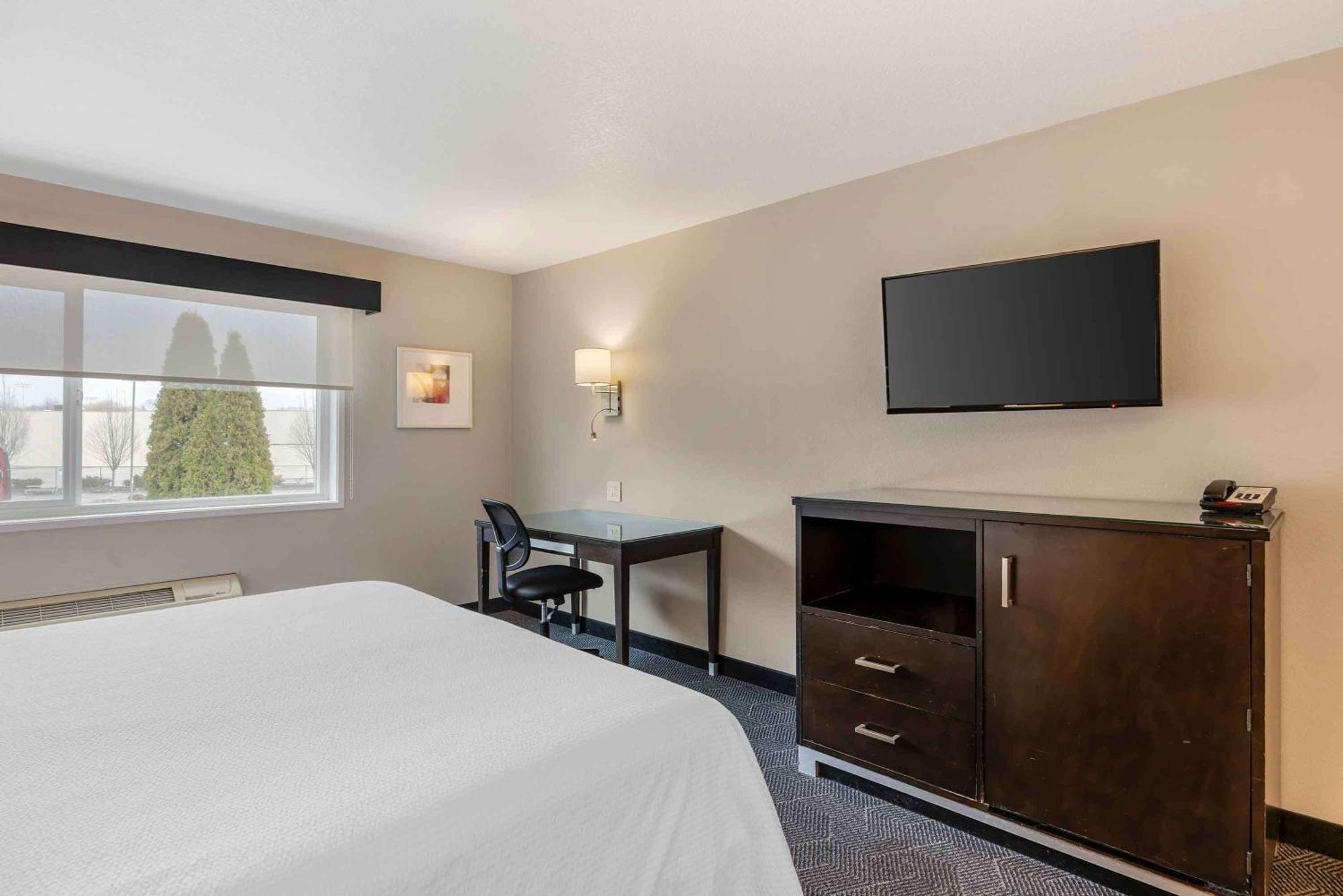 Queen studio 1 Queen Bed Disability Access or Non-Smoking