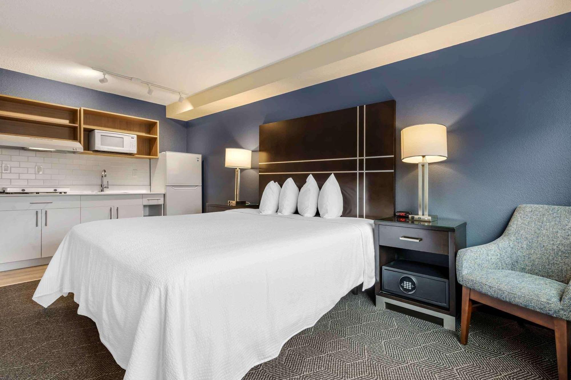 Queen studio 1 Queen Bed Disability Access or Non-Smoking