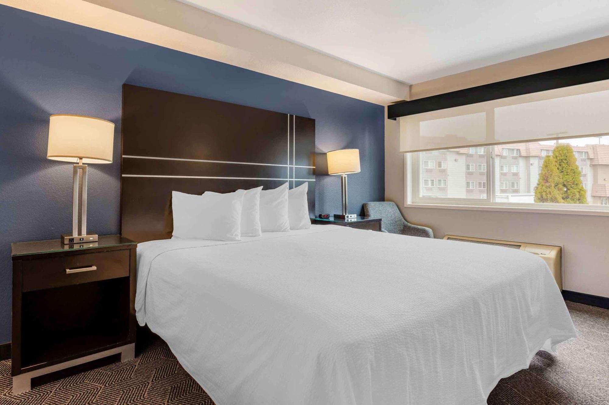 Queen studio 1 Queen Bed Disability Access or Non-Smoking