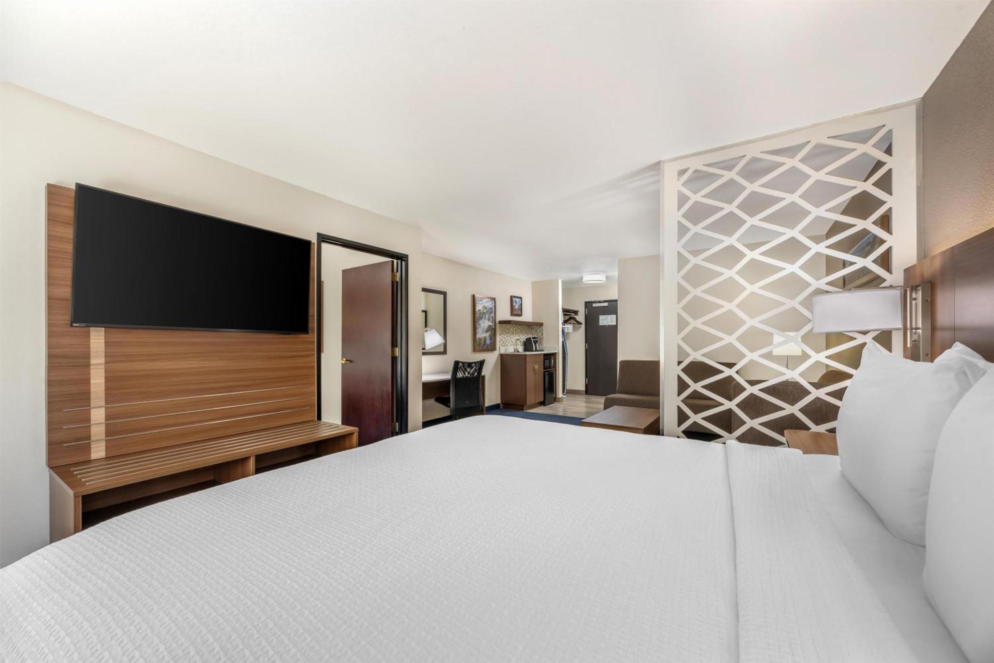 Two-Bedroom King Suite Queen Bed