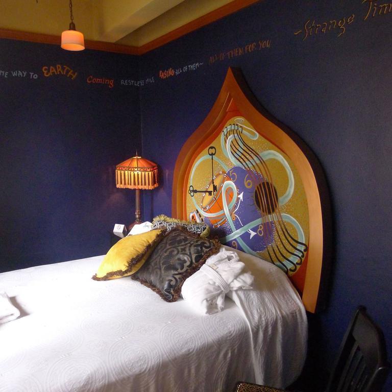 Queen Room with Shared Bathroom,435921531:JPEG