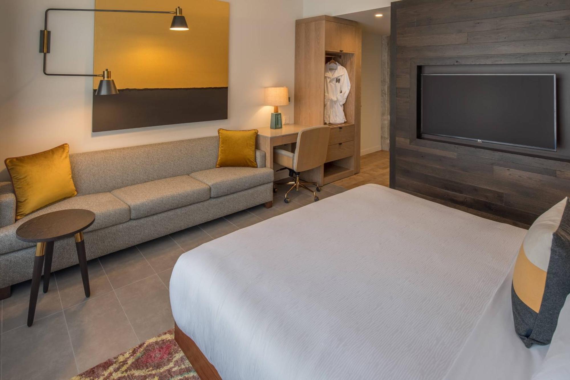 Deluxe King Room City View