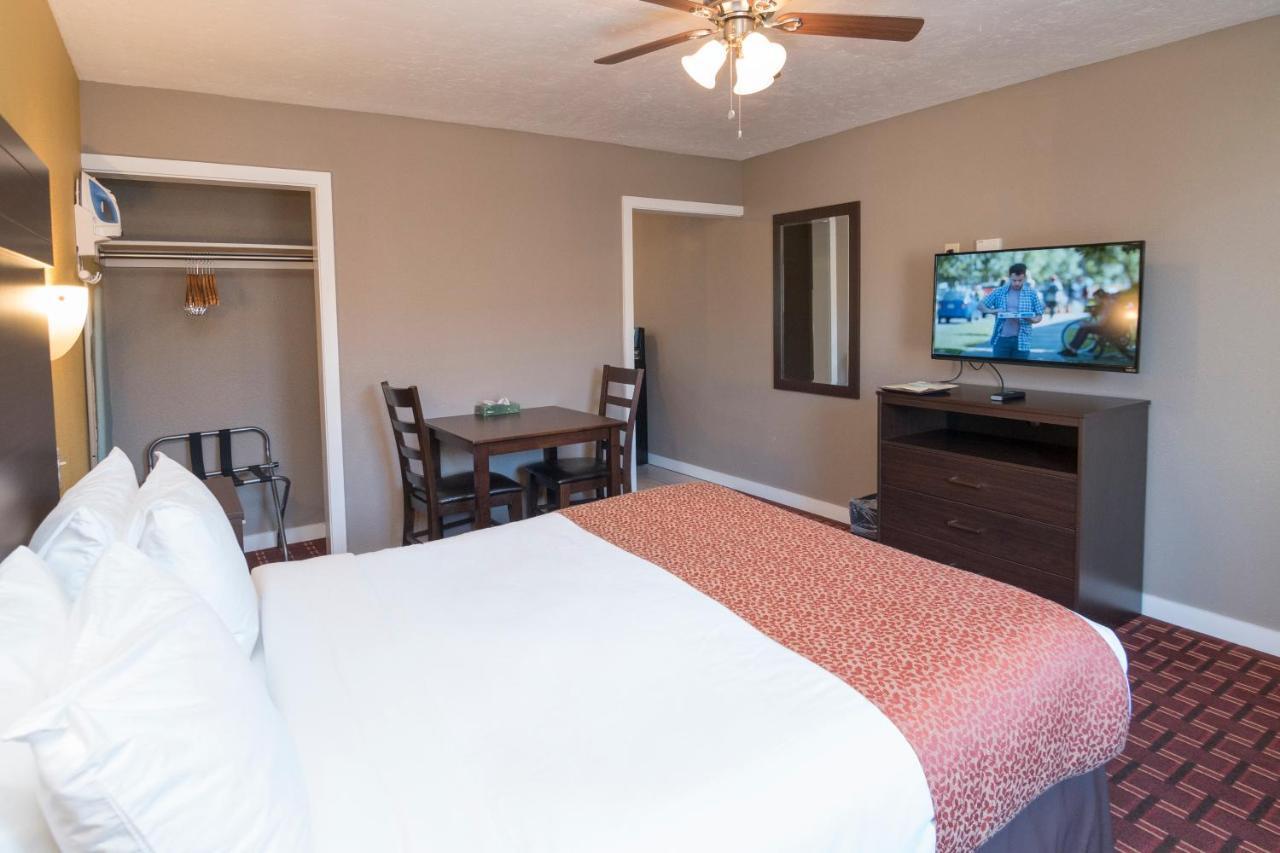 1 Queen Suite