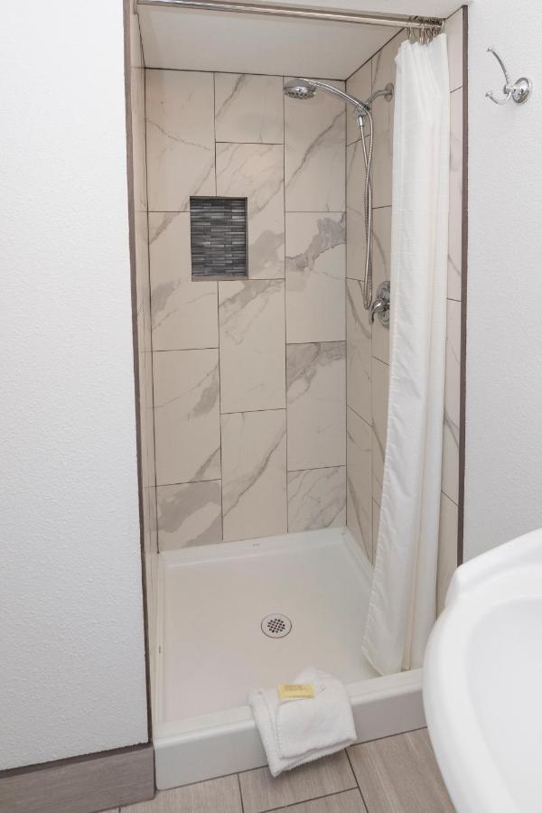 1 Queen Suite