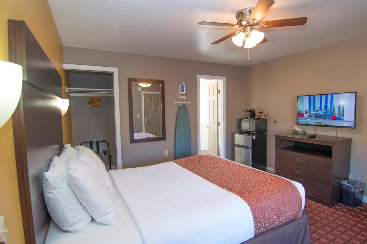 1 Queen Bed
