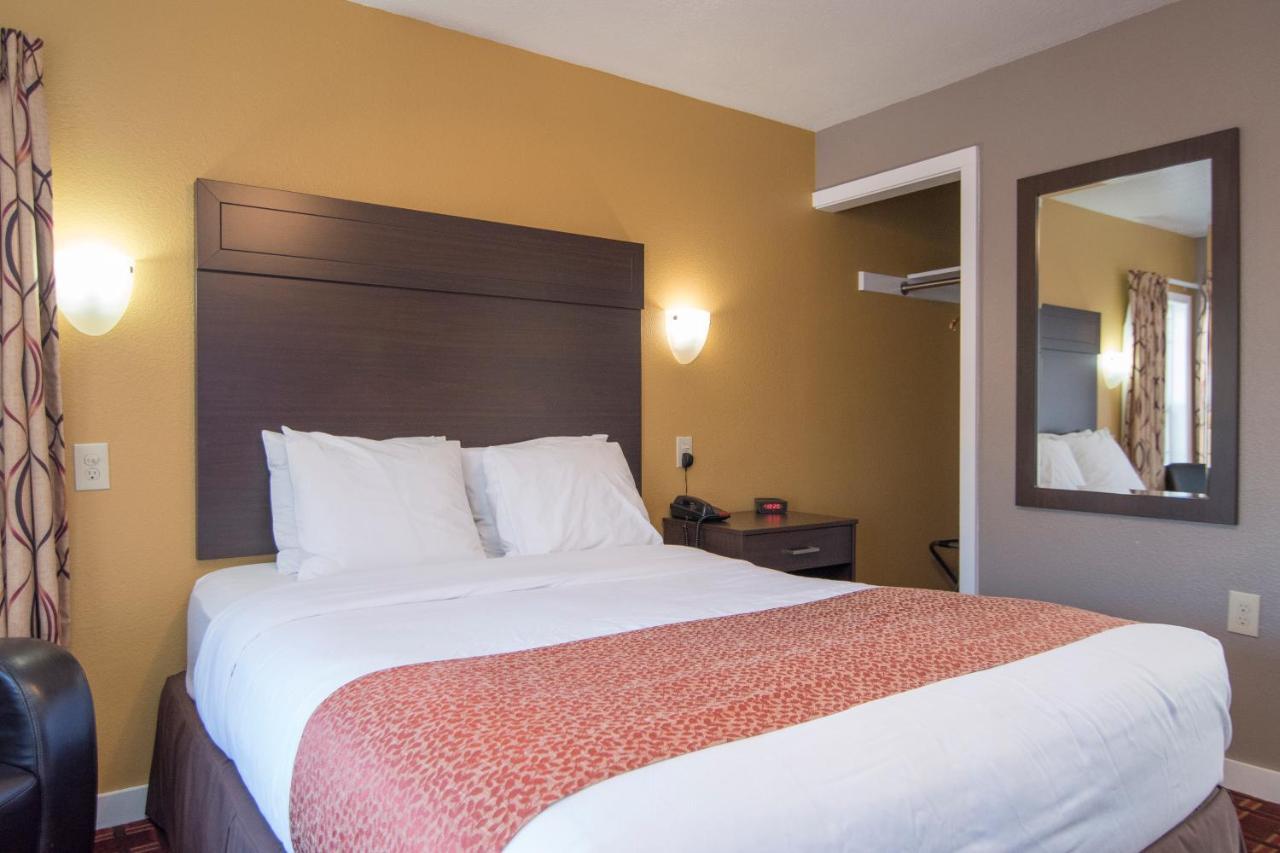 1 Queen Bed