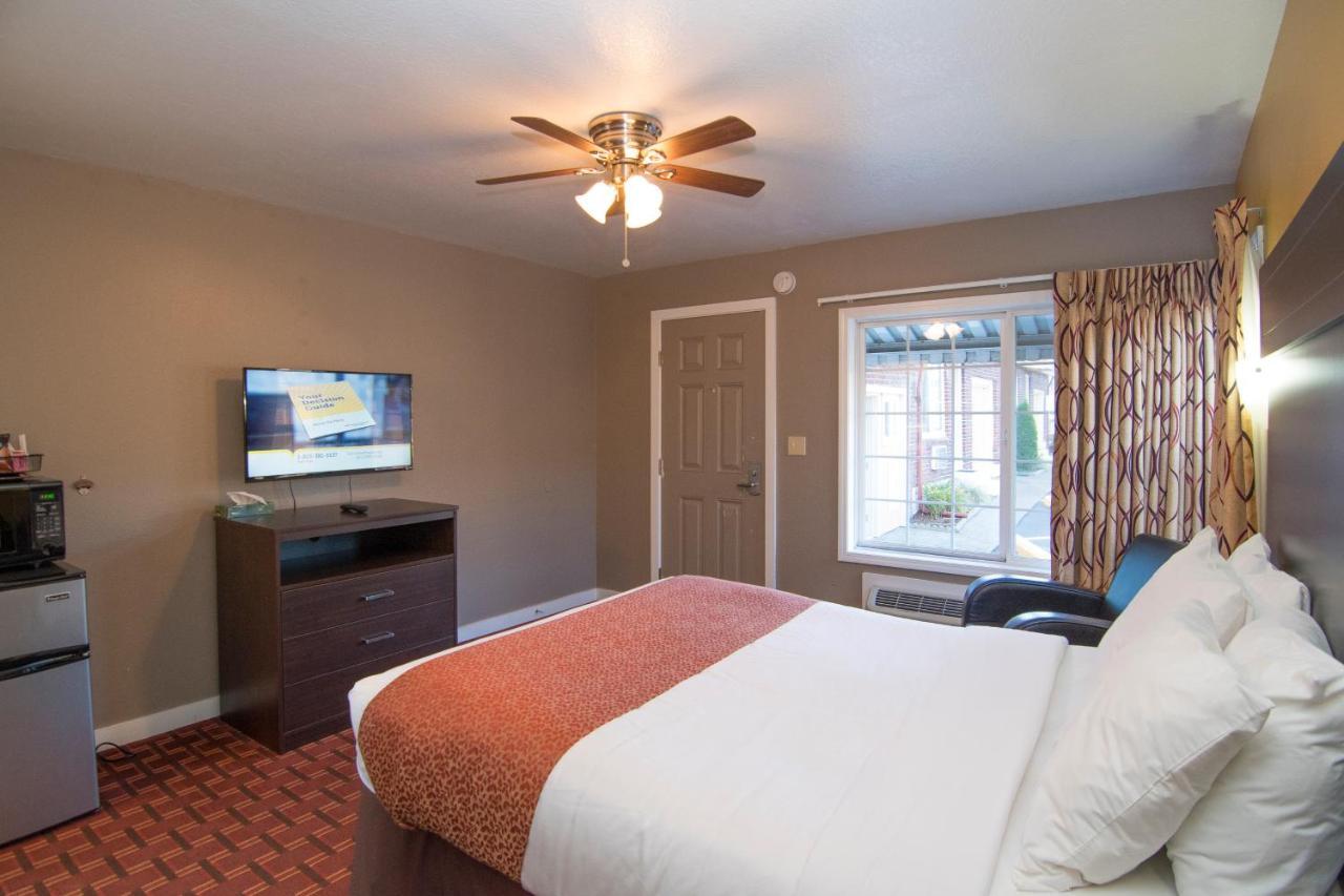 1 Queen Bed