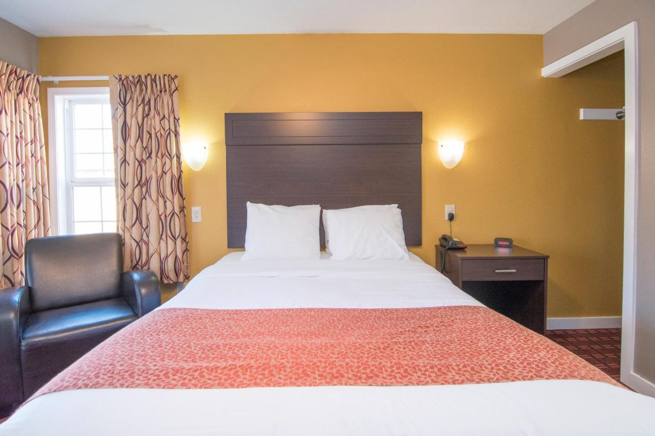 1 Queen Bed