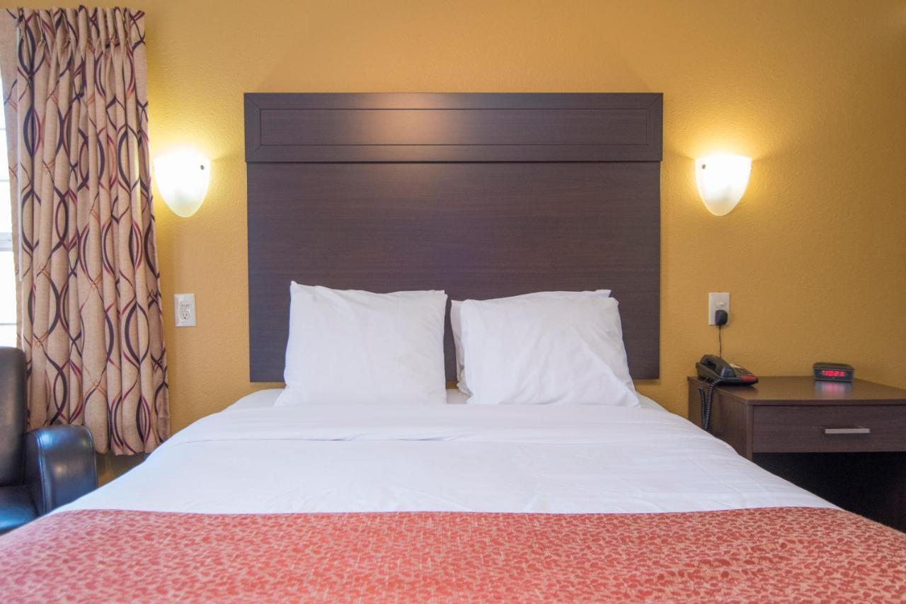1 Queen Bed