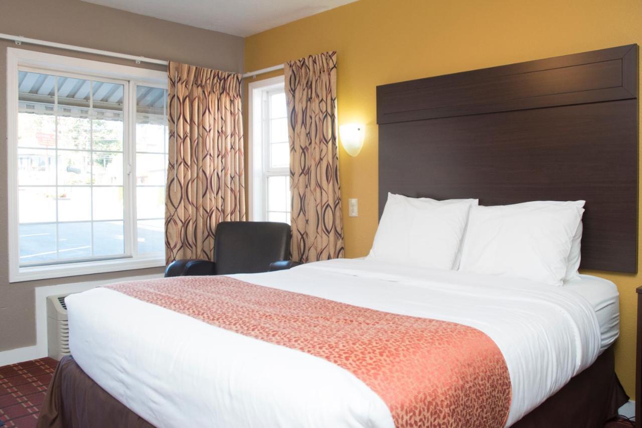 1 Queen Bed