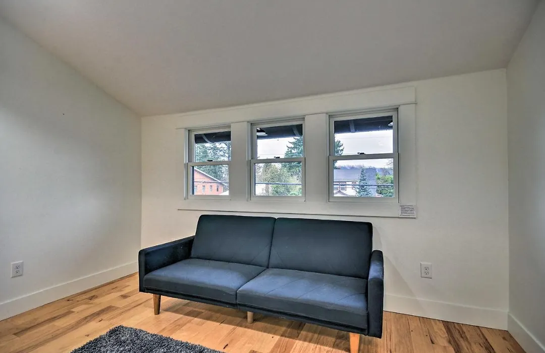New Portland Apt In Popular Hawthorne Neighborhood-1