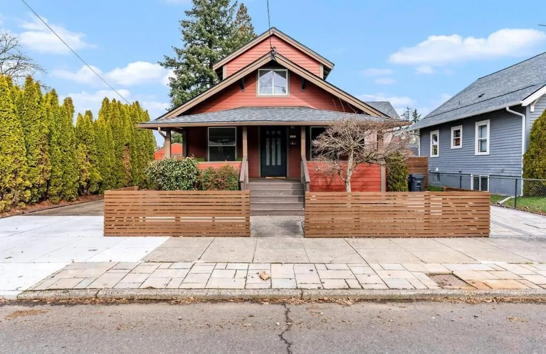 Dazzling 3Bd, 2Ba Home With Private Deck Near Alberta-1