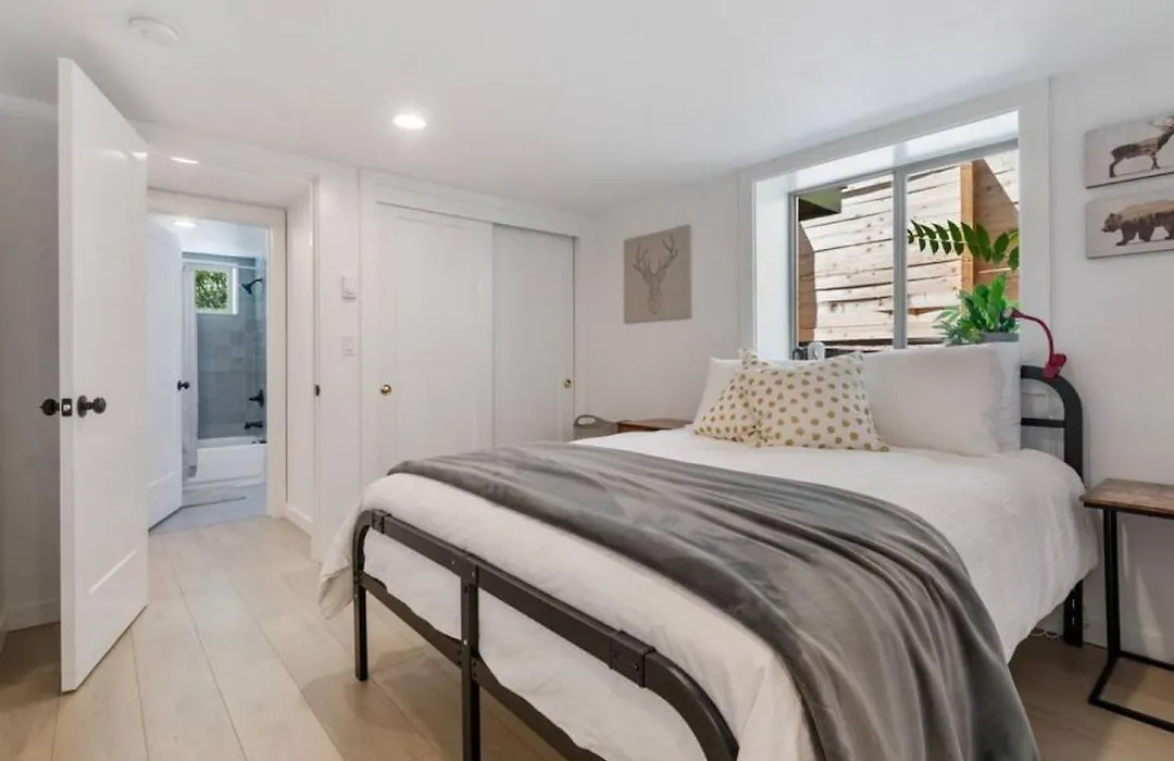 Renovated Hawthorne Retreat-1