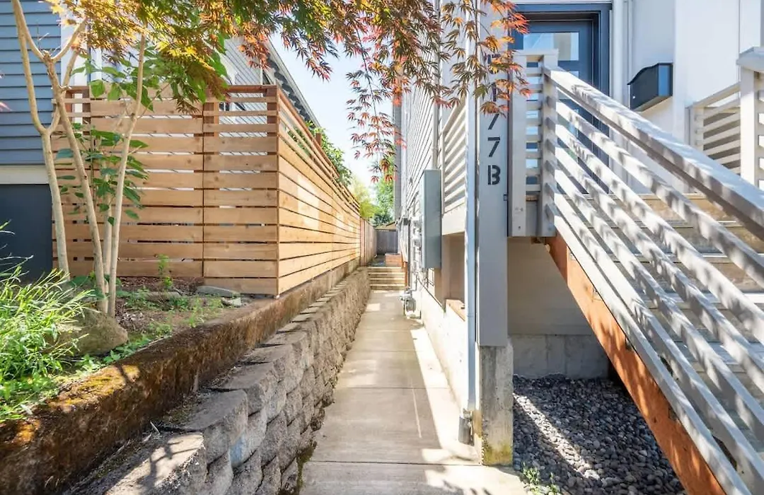 Walkable Apt Next To Restaurants, Bars, And Shops!-1