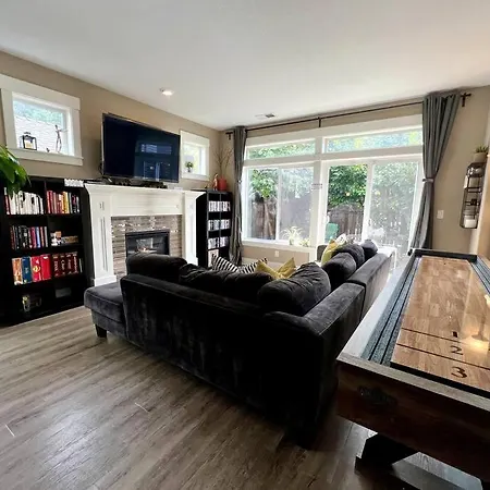 Modern, New Home In Hot Spot. Close 2 Everything! New Shuffleboard & Private Backyard.-3