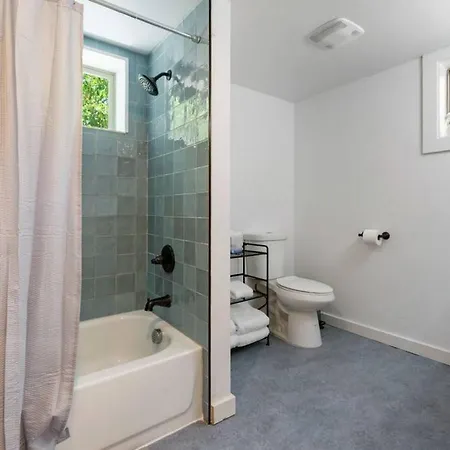 Renovated Hawthorne Retreat-3