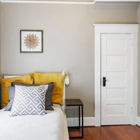 Dazzling 3Bd, 2Ba Home With Private Deck Near Alberta-3