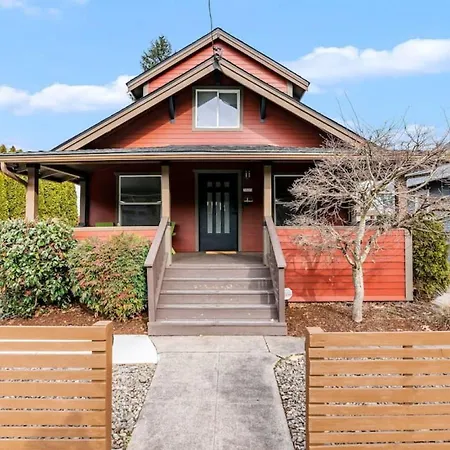 Dazzling 3Bd, 2Ba Home With Private Deck Near Alberta-2