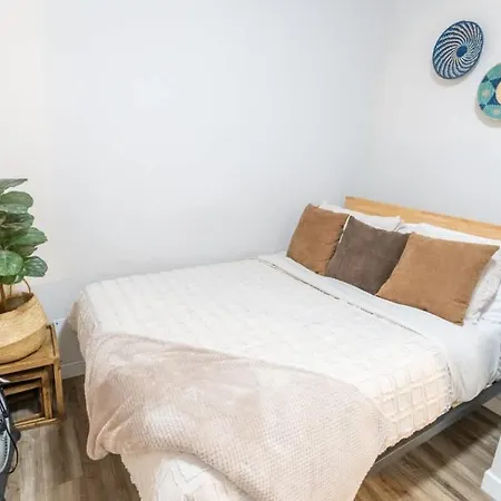Walkable Apt Next To Restaurants, Bars, And Shops!-2