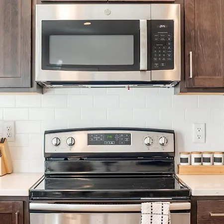 Walkable Apt Next To Restaurants, Bars, And Shops!-3