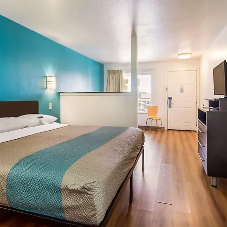 Motel 6 Portland Mall - 205-2